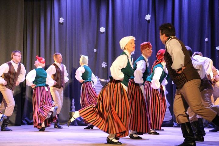 Vidējās paaudzes deju kolektīvs "Straupe"
